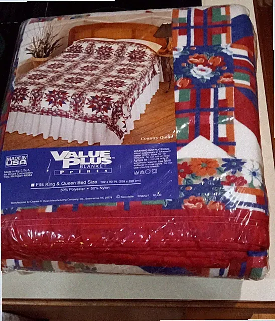 Floral Quilt. King/queen 102" x 90" fits king and queen 50% polyester 50% nylon